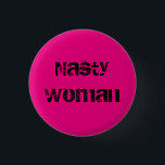 Badge Rond 2,50 Cm Nasty Woman - texte noir grungy sur rose chaud<br><div class="desc">Exposez fièrement votre rébellion avec une petite épingle personnalisée qui dit : "Femme nasse" en texte noir grincheux sur un arrière - plan rose vif. Vous pouvez choisir d'autres styles et tailles de boutons dans la barre latérale. Pour voir le design Nasty Woman sur d'autres articles, cliquez sur le lien...</div>