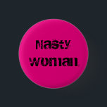 Badge Rond 2,50 Cm Nasty Woman - texte noir grungy sur rose chaud<br><div class="desc">Exposez fièrement votre rébellion avec une petite épingle personnalisée qui dit : "Femme nasse" en texte noir grincheux sur un arrière - plan rose vif. Vous pouvez choisir d'autres styles et tailles de boutons dans la barre latérale. Pour voir le design Nasty Woman sur d'autres articles, cliquez sur le lien...</div>