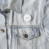 Badge Rond 2,50 Cm Nom Calligraphie Script Plain Simple Blanc Bleu (En situation)