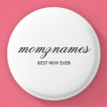 Badge Rond 2,50 Cm Nom de la calligraphie personnalisée de la meilleu<br><div class="desc">Célébrez les mamans spéciales de votre vie avec notre design personnalisé Best Mom Ever Calligraphy Name, parfait pour la fête des mères, les anniversaires, ou toute occasion de montrer votre amour. Ce cadeau élégant et personnalisable est idéal pour toutes les mamans, qu’elles soient la meilleure maman au monde, maman-chien, maman-chat...</div>