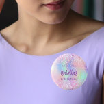 Badge Rond 2,50 Cm Nom holographique rose fête d'anniversaire<br><div class="desc">Pour une fête d'anniversaire de 18e (ou tout âge). Arrière - plan holographique en violet, rose et vert menthe. Décoré de confettis. Personnalisez et ajoutez une date, un nom et un âge. Peut être utilisé à la fois comme faveurs de fête, enregistrer la date ou les étiquettes de nom pour...</div>