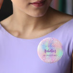 Badge Rond 2,50 Cm Nom holographique rose Quinceanera<br><div class="desc">Pour une Quinceañera, fête du 15e anniversaire. Arrière - plan holographique en violet, rose et vert menthe. Décoré de confettis. Personnalisez et ajoutez une date, un nom et un âge de 15 ans. Peut être utilisé à la fois comme faveurs de fête, enregistrer la date ou les étiquettes de nom...</div>