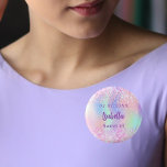 Badge Rond 2,50 Cm Nom holographique rose Sweet 16<br><div class="desc">Pour une Soirée de 16 ans. Arrière - plan holographique en violet,  rose et vert menthe. Décoré de confettis. Personnalisez et ajoutez une date,  un nom et un âge. Peut être utilisé à la fois comme faveurs de fête,  enregistrer la date ou les étiquettes de nom pour les invités.</div>