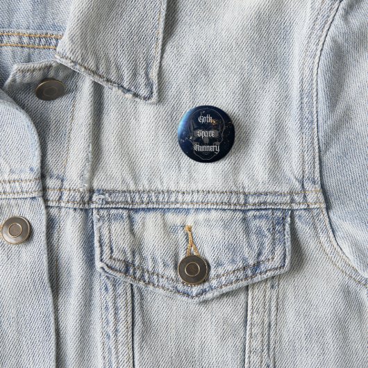 Badge Rond 2,50 Cm Nonce spatiale Goth - Gideon IX (En situation)