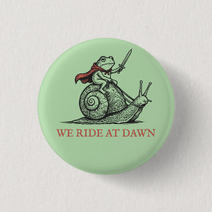 Badge Rond 2,50 Cm Nous Partons à l'Aube Grenouille à Cheval sur un E