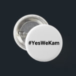 Badge Rond 2,50 Cm Oui Nous Kam #YesWeKam votez pour Kamala noir blan<br><div class="desc">Yes We Kam #YesWeKam hashtag votez pour Kamala,  cool drôle noir et blanc. Texte noir entièrement personnalisable sur arrière - plan blanc. Design moderne minimaliste et simple.</div>
