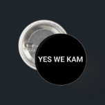 Badge Rond 2,50 Cm Oui We Kam minimaliste typographie blanc et noir<br><div class="desc">Oui We Kam minimaliste typographie blanc et noir parti démocratique drôle bouton cool. Texte blanc entièrement personnalisable sur arrière - plan noir. Design moderne minimaliste et simple. Vote pour Kamala Harris</div>