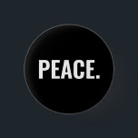 Badge Rond 2,50 Cm Paix texte noir et blanc minimaliste anti-guerre<br><div class="desc">Bouton d'épingle anti-guerre minimaliste de texte blanc et noir de paix. Texte blanc personnalisé sur arrière - plan noir.</div>