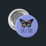 Badge Rond 2,50 Cm Papillon d'aquarelle SHE/HER Pronounounounounounou<br><div class="desc">Décorez votre tenue avec ce bouton d'art cool. Vous pouvez le customiser et ajouter du texte. Consultez ma boutique pour plus de couleurs et de motifs ! Faites-moi savoir si vous aimeriez quelque chose de personnalisé aussi.</div>