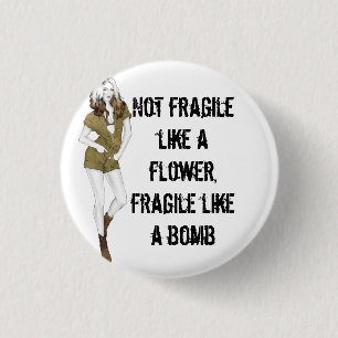 Badge Rond 2,50 Cm Pas fragile comme une fleur, fragile comme une bom