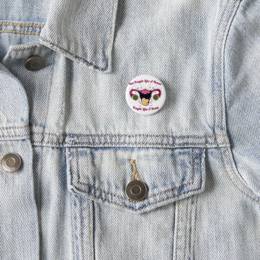 Badge Rond 2,50 Cm Pas Fragile Comme Une Galaxie Fleur Uterus (En situation)