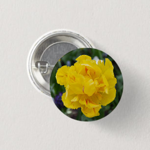 Badge Rond 2,50 Cm Petites tulipes jaunes dans le jardin