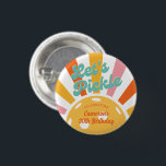 Badge Rond 2,50 Cm Pickleball Party Colorful Retro Sun éclat personna<br><div class="desc">Boutons amusants pour votre prochaine fête de pickleball. Le design présente un soleil de pickleball rétro coloré avec des rayures de sunburst surligné avec un pickleball "soleil" et les mots "Let's Pickle" dans une police amusante. Ajoutez votre texte personnalisé pour personnaliser. Idéal pour une fête d'anniversaire de pickleball pour adultes...</div>