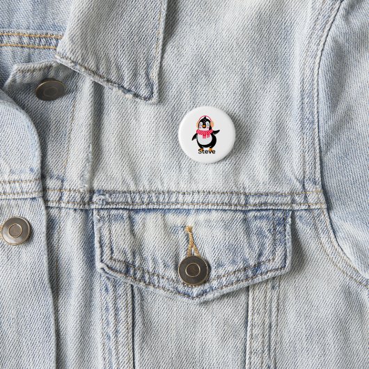 Badge Rond 2,50 Cm Pingouin de Noël Jolly en écharpe avec des bouffée (En situation)