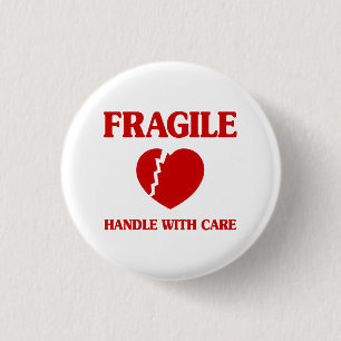 Badge Rond 2,50 Cm Poignée Cardiaque Fragile Avec Soin