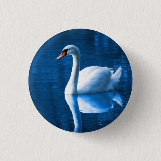 Badge Rond 2,50 Cm Pretty white swan floating on blue lake (Devant)