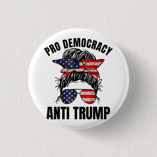 Badge Rond 2,50 Cm Pro Democracy - Anti Trump Messy Bun drapeau améri (Devant)