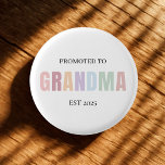 Badge Rond 2,50 Cm Promu à Grand-mère EST 2025<br><div class="desc">Rendez le grand faire-part encore plus spécial avec ce charmant bouton "Promoted to Grandma EST 2025"! Conçu dans des couleurs pastel douces sur une base blanche propre, cette épingle est un gardien significatif pour les grands-pères de première ou de retour. Parfait pour les révélations de bébé, les annonces de grossesse,...</div>