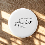 Badge Rond 2,50 Cm Promu à la tante EST | Cadeau de nouvelle tante<br><div class="desc">Célébrez sa grande nouvelle avec cet adorable bouton "Promoted to Auntie EST 2025" - un petit mais sérieux gardien pour les tantes de la première fois! Conçu avec une police minimaliste moderne et un accent de coeur, cette épingle est un accessoire amusant pour bébé révèle, sexe révéler des fêtes, baby...</div>