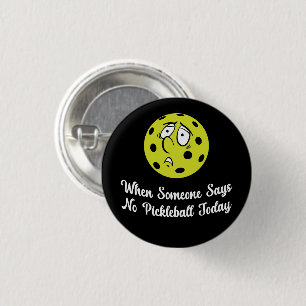Badge Rond 2,50 Cm Quand Quelqu'Un Dit Pas De Pickleball Aujourd'Hui 