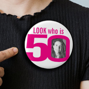 Badge Rond 2,50 Cm Regardez qui a 50 ans photo rose sur fond blanc