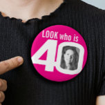 Badge Rond 2,50 Cm Regardez qui est 40 photo rose vif blanc<br><div class="desc">Photo de 40e anniversaire amusant look rose chaud et blanc qui est un bouton de badge 40 pin. Personnalisez ce badge d'âge avec une photo de la fille d'anniversaire. Une bonne idée pour ajouter un peu de plaisir à une fête du quarantième anniversaire. Il peut aussi être utilisé pour montrer...</div>