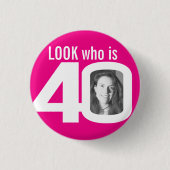 Badge Rond 2,50 Cm Regardez qui est 40 photo rose vif blanc (Devant)