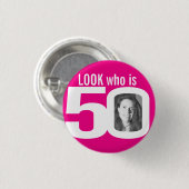 Badge Rond 2,50 Cm Regardez qui est 50 photo rose chaud blanc (Devant & derrière)