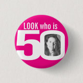 Badge Rond 2,50 Cm Regardez qui est 50 photo rose chaud blanc (Devant)