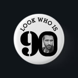 Badge Rond 2,50 Cm Regardez qui est 90 photo noir et blanc bouton/bad<br><div class="desc">Célébrez un 90e anniversaire avec ce look amusant qui est 90 badge photo/bouton. Personnalisez ce badge d'âge avec une photo du garçon ou de la fille d'anniversaire. Idéal pour ajouter du plaisir à une fête d'anniversaire. Peut être utilisé pour montrer des photos de bébé ou d'autres photos amusantes ou embarrassantes...</div>