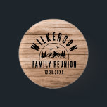 Badge Rond 2,50 Cm Russe Cabine de réunion familiale Retro Cool Wood<br><div class="desc">Bouton de réunion de famille moderne et rustique avec un design branché de chaîne de montagnes forestières avec pins,  bois et oiseaux entourés de votre nom de famille personnalisé,  un nom personnalisable de votre célébration,  ainsi que la date de la réunion.</div>