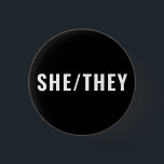 Badge Rond 2,50 Cm She They Gender Pronounounounounounounounounours b<br><div class="desc">She They Gender Pronouns noir et blanc minimaliste minimaliste simple bouton épingle. Texte noir personnalisable,  arrière - plan blanc. Gay pride Lgbtq</div>