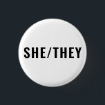 Badge Rond 2,50 Cm She They Gender Pronounounounounounounours noir et<br><div class="desc">She They Gender Pronouns noir et blanc minimaliste minimaliste simple bouton épingle. Texte noir personnalisable,  arrière - plan blanc. Gay pride Lgbtq</div>
