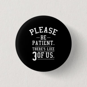 Badge Rond 2,50 Cm S'il vous plaît, soyez patient Il y a 3 de nous