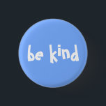 Badge Rond 2,50 Cm Soyez Type Typographie Bleu Blanc<br><div class="desc">Ce bouton affiche le texte ' be kind' en gras blanc sur l'arrière - plan bleu pastel. Le texte peut être personnalisé.</div>