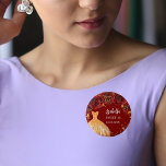 Badge Rond 2,50 Cm Sweet 16 rouge or parties scintillant nom robe<br><div class="desc">Pour une Soirée 16,  16e anniversaire. Un arrière - plan rouge à la parties scintillant faux or,  une robe et des roses rouges,  des fleurs. Le nom est écrit avec un script de style moderne écrit à la main. Personnalisez et ajoutez un nom et une date.</div>