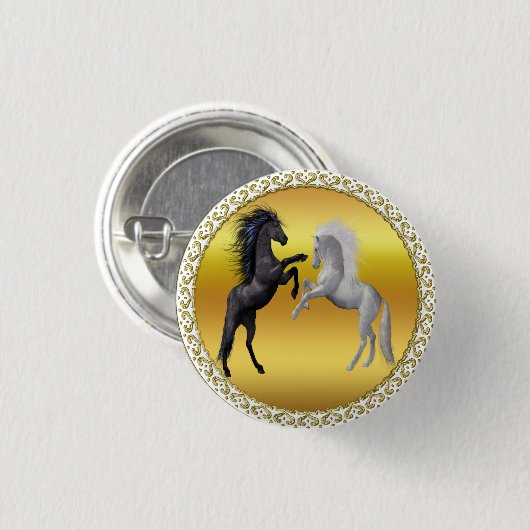 Badge Rond 2,50 Cm Un cheval noir et blanc qui se bat (Devant & derrière)