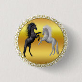 Badge Rond 2,50 Cm Un cheval noir et blanc qui se bat (Devant)