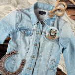 Badge Rond 2,50 Cm Un petit Baby shower Western Boy Cowboy<br><div class="desc">"Un petit cowboy est sur son chemin" et nous savons que vous êtes si excité! Célébrez la maman (ou les parents) à être dans le style rustique de poke de vache occidentale avec ce garçon "Baby shower" design. Doté d'une base de sable aquarelle avec un assortiment de cactus, un fer...</div>