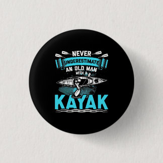 Badge Rond 2,50 Cm Un Vieux Homme Avec Un Kayak