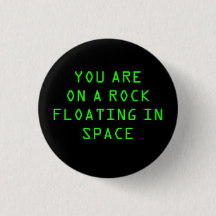 BADGE ROND 2,50 CM "VOUS ÊTES SUR UNE ROCHE FLOTTANT DANS L'ESPACE"