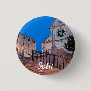 Badge Rond 2,50 Cm Vue nocturne des escaliers et de l'église à Split,