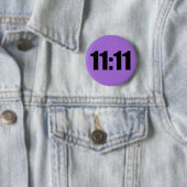 Badge Rond 5 Cm 11:11 Heure Chance numérique horloge violet (En situation)