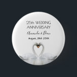 Badge Rond 5 Cm 25e anniversaire mariage d'argent cygnes blancs am<br><div class="desc">Deux beaux cygnes amoureux se courbent la tête et forment un coeur. Arrière - plan blanc élégant, parfait pour un anniversaire mariage argent! Un couple de cygnes reste ensemble pour la vie, ils sont donc le symbole parfait de l'amour. Avec le texte : 25e anniversaire. Modèle pour deux noms, lettres...</div>