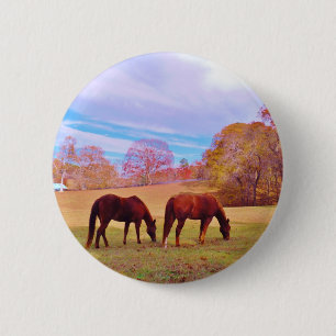 Badge Rond 5 Cm 2 chevaux Brown dans un champ coloré