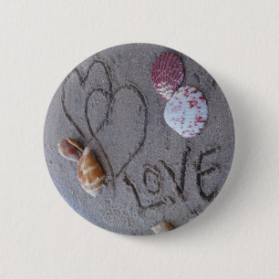 Badge Rond 5 Cm 2 Coeurs dans le sable avec des coquilles avec Amo