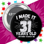 Badge Rond 5 Cm 31 Ans Mème sarcastique vieux drôle 31ème annivers<br><div class="desc">Ce drôle de design de 31e anniversaire fait une grande blague d'humour sarcastique ou un cadeau de gag de nouveauté pour un thème d'anniversaire de 31 ans ou surprise 31e anniversaire! Histoires 'I Made it to 31 Years old... Nothing Scares Me' drôle mème de 31ème anniversaire qui va recevoir beaucoup...</div>