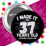 Badge Rond 5 Cm 37 Ans Mème sarcastique vieux drôle 37ème annivers<br><div class="desc">Ce drôle de design de 37ème anniversaire fait une grande blague d'humour sarcastique ou un cadeau de gag de nouveauté pour un thème d'anniversaire de 37 ans ou surprise 37ème anniversaire! Histoires 'I Made it to 37 Years old... Nothing Scares Me' drôle mème de 37ème anniversaire qui va recevoir beaucoup...</div>