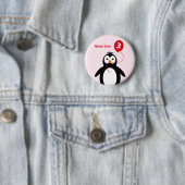 Badge Rond 5 Cm 3e anniversaire pingouin ajouter nom rose (En situation)
