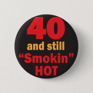 Badge Rond 5 Cm 40 et toujours chaud fumant 40e anniversaire